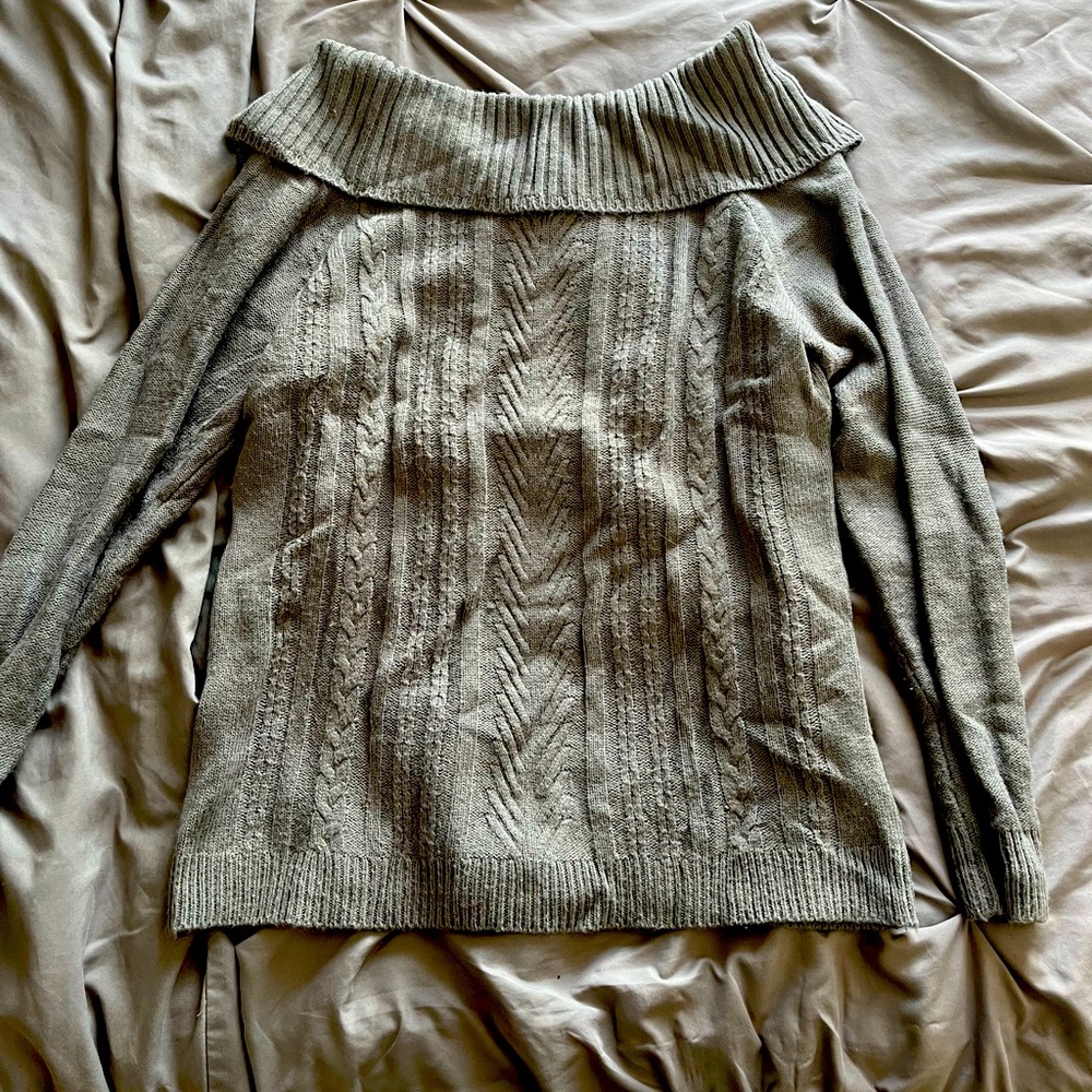 Beautiful knit grey cowl neck sweater with bow tie back! Women’s size M